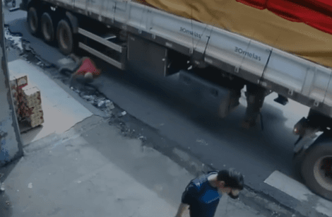 VÍDEO: Idoso é quase esmagado por carreta em Manaus