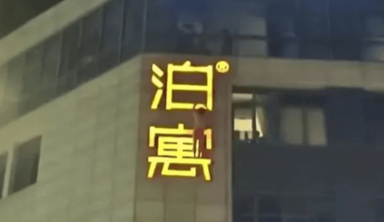 Marido só de cueca tenta fugir do flagra da esposa por janela de prédio