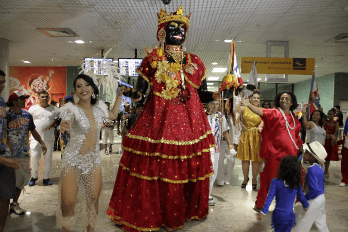 Manaus abre o Carnaval 2026 com o tradicional desembarque da Boneca Kamélia