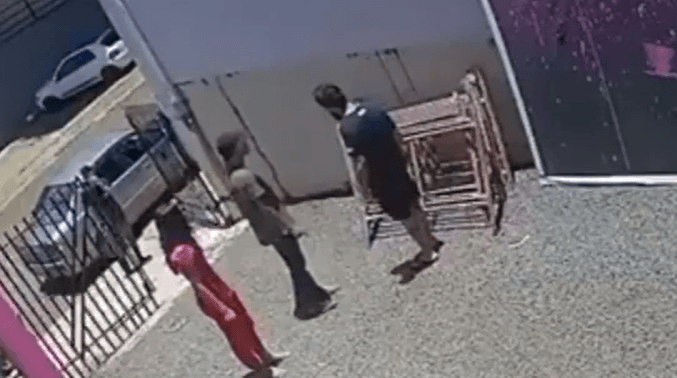 Pai tira satisfação e mata homem por ter agredido a filha