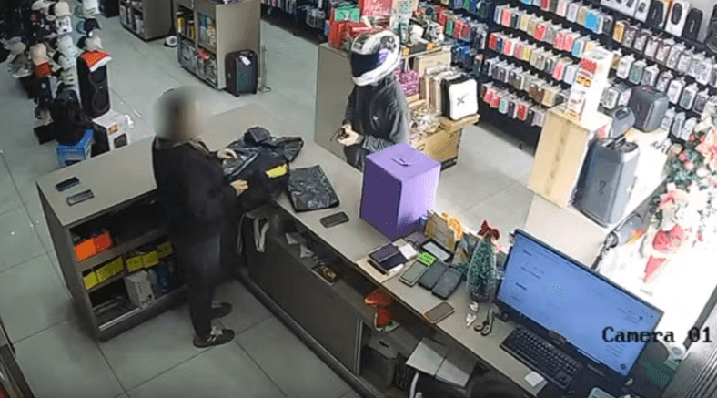Funcionária acha que assalto era brincadeira, mas criminoso dispara arma e rouba loja em MG