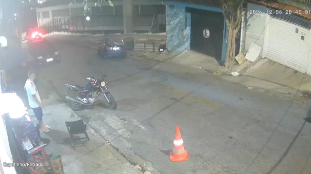 VÍDEO: Mulher se joga de carro em movimento após ser esfaqueada pelo ex em SP