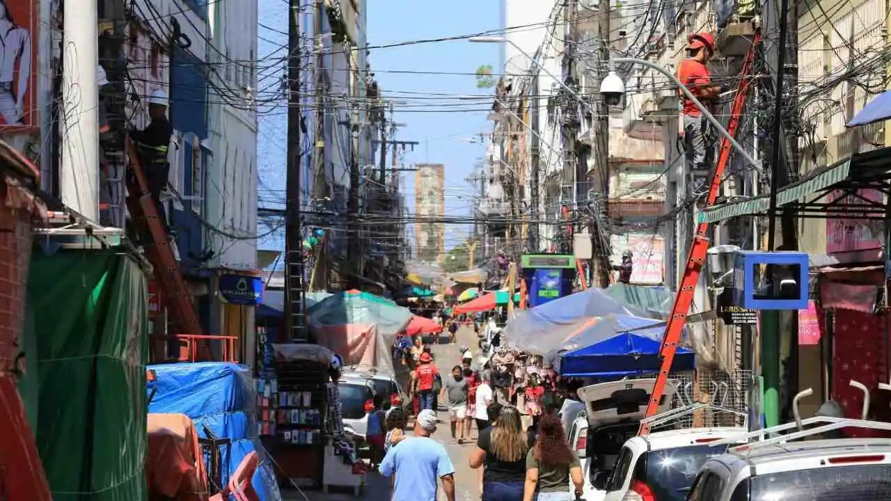 Deputado do AM sugere redes subterrâneas para o fim da poluição visual e riscos urbanos