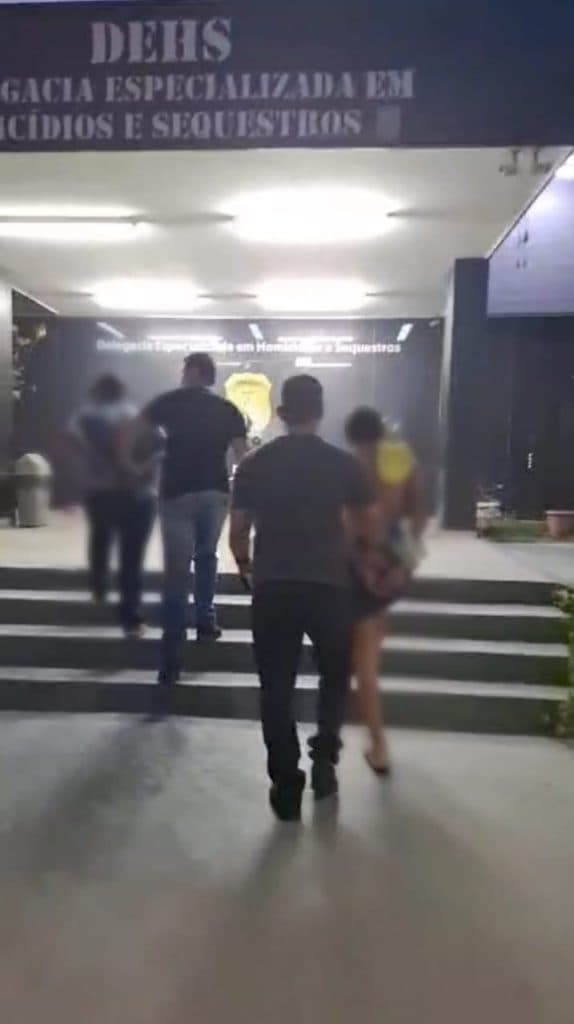 Irmãos são presos por matar homem a facadas em Manaus