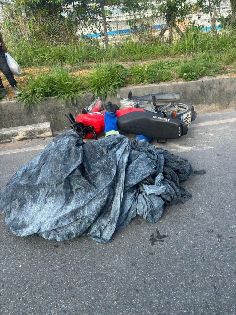 VÍDEO: Motociclista morre com cabeça esmagada por carreta em Manaus