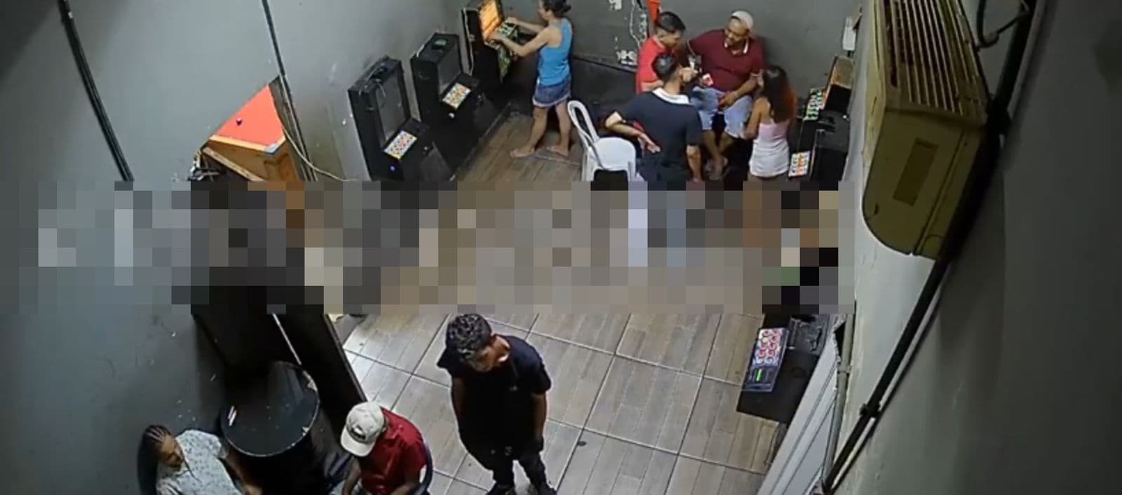 Câmeras mostram atirador cumprimentando clientes antes de matar homem no bar