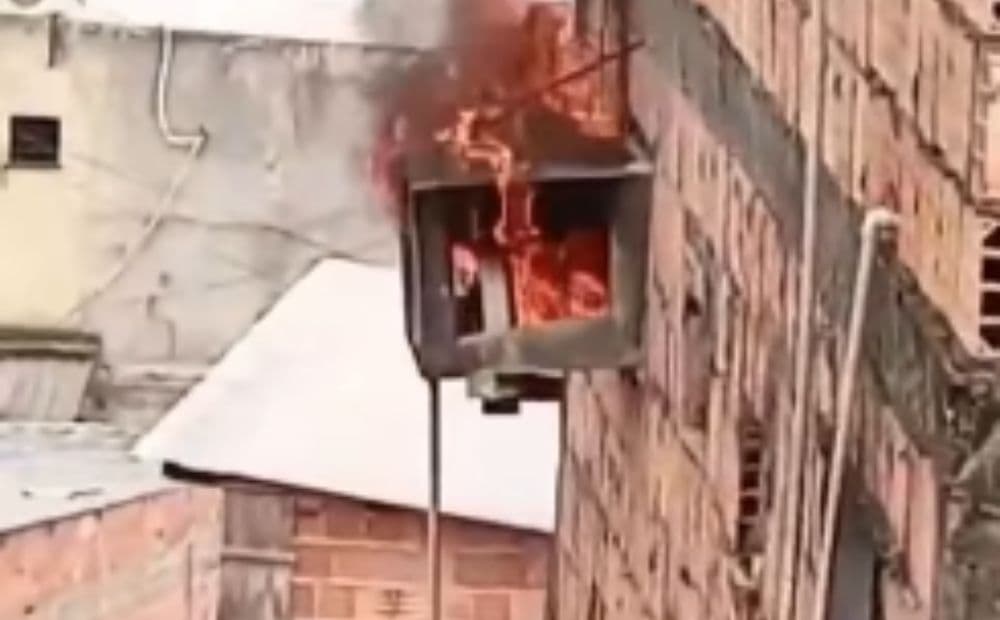 Ar-condicionado pega fogo e assusta moradores no bairro Redenção
