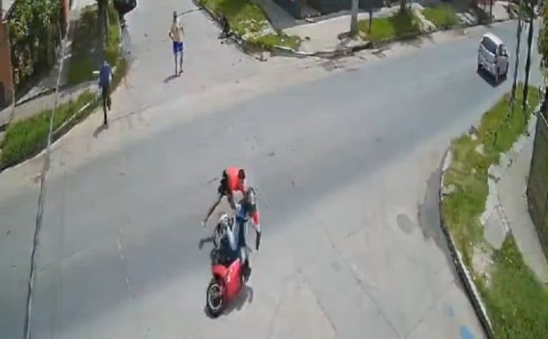 Tentativa de assalto dá errado, criminosos caem de moto e apanham