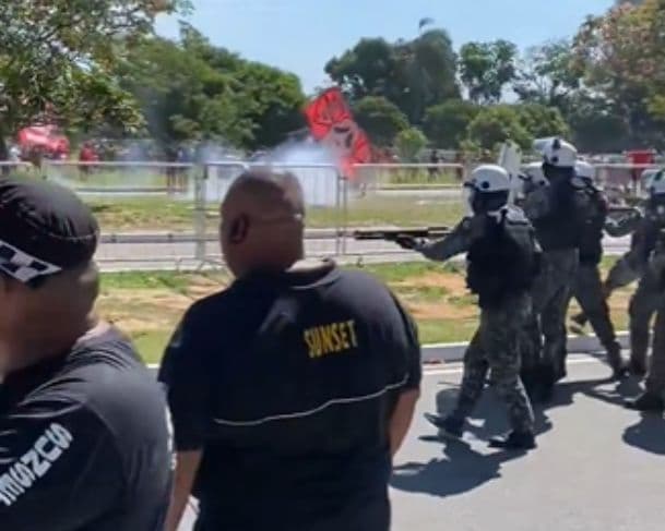 Confusão entre torcedores e PM marca embarque do Flamengo no Aeroporto do Galeão