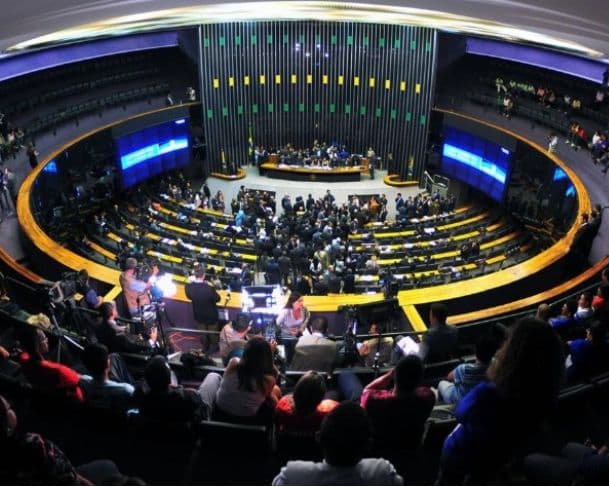 Câmara e lideranças partidárias empurram discussão da PEC da Segurança Pública e Antifacção para 2026