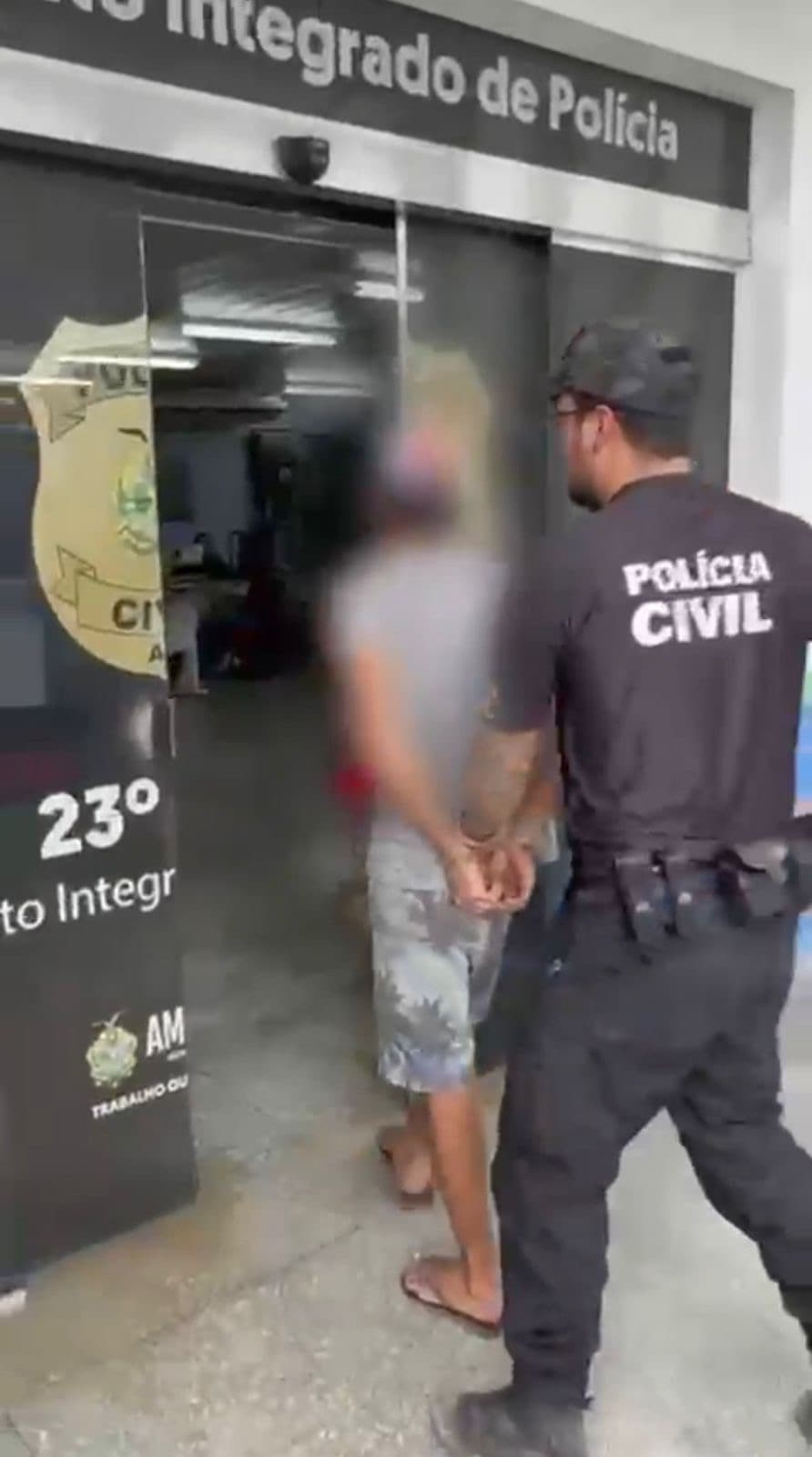 Homem é preso por jogar cachorros de laje em Manaus