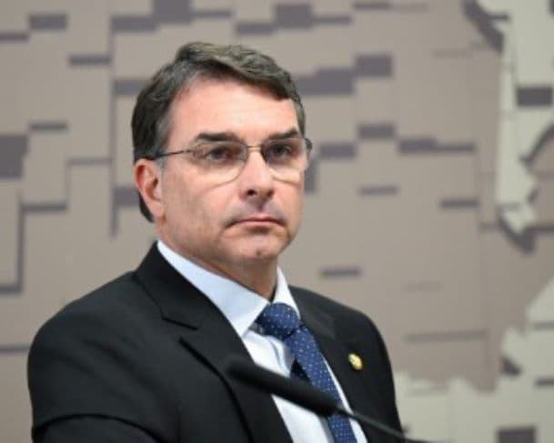 Indicação de Flávio à Presidência derruba bolsa e dispara dólar