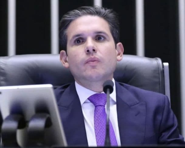 Cassação do mandato de Eduardo Bolsonaro será análisa pela Câmara na próxima semana, afirma Hugo Motta