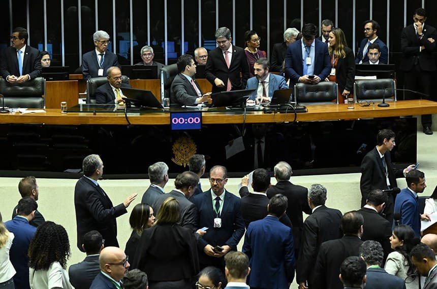 Congresso mantém Lei Felca e acelera regras para proteção digital de crianças e adolescentes