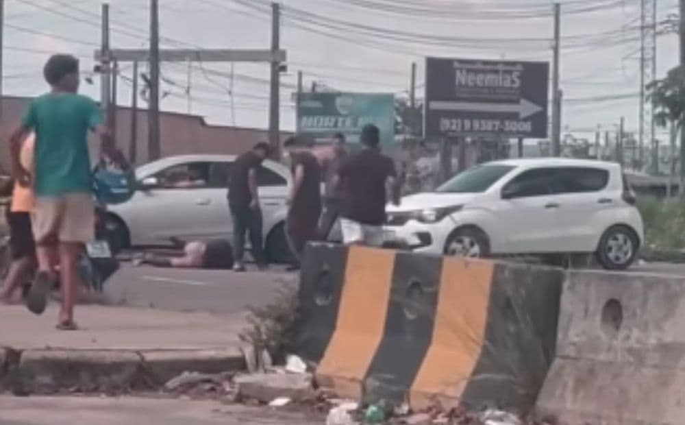 Imagens flagram suspeito de assalto sendo espancado por populares no Nova Cidade