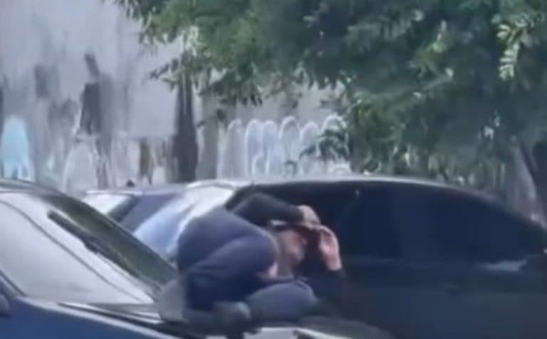 Motociclista vai parar em cima de carro após acidente na zona Sul de Manaus