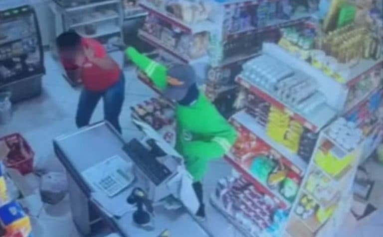 Câmeras flagram momento que assaltante aponta arma para funcionária e rouba mercado