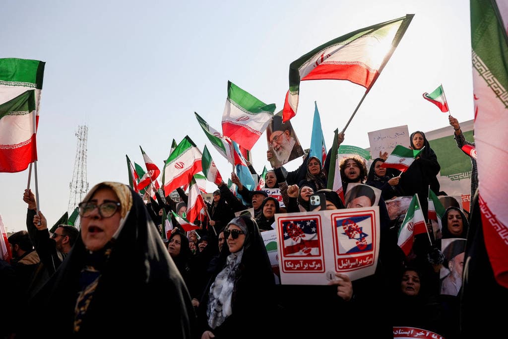 Trump cancela diálogo com o Irã e pede a iranianos que continuem protestando; 2 mil já teriam morrido