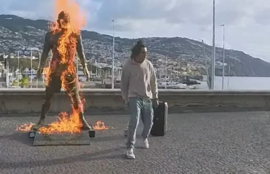 VÍDEO: Homem incendeia estátua de Cristiano Ronaldo em Portugal