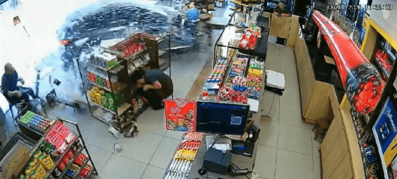 Carro invade, destrói loja de conveniência em SP e deixa funcionária ferida