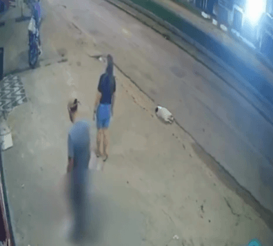 Homem chuta gato em via pública e mulher reage para defender o animal no PA
