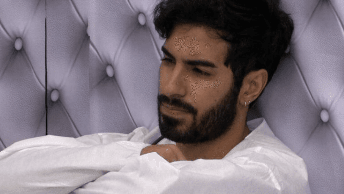 BBB 26: Na madrugada, Ricardinho bate porta para incomodar adversários no quarto branco
