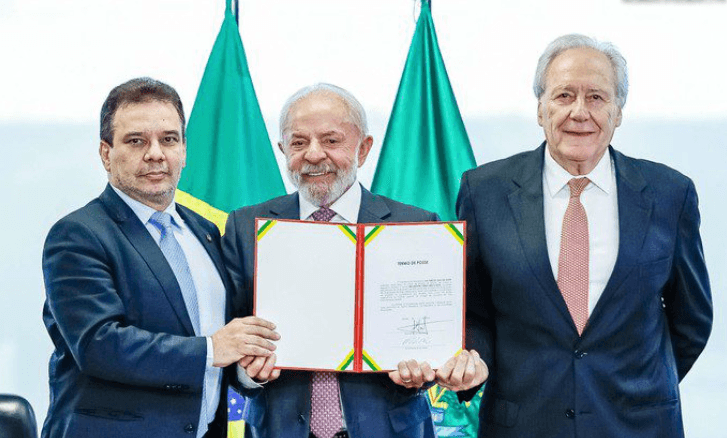 “Não é ficar prendendo pobre. Vamos chegar ao andar de cima do crime organizado”, diz Lula na posse do novo ministro da Justiça