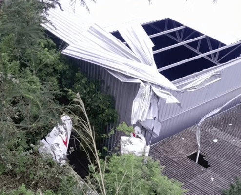 Avião de pequeno porte cai sobre oficina mecânica em Guarapari no Espírito Santo