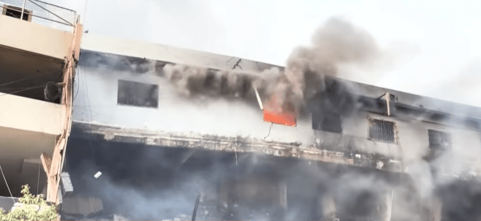 Incêndio em shopping no Paquistão deixa 23 mortos e 40 desaparecidos