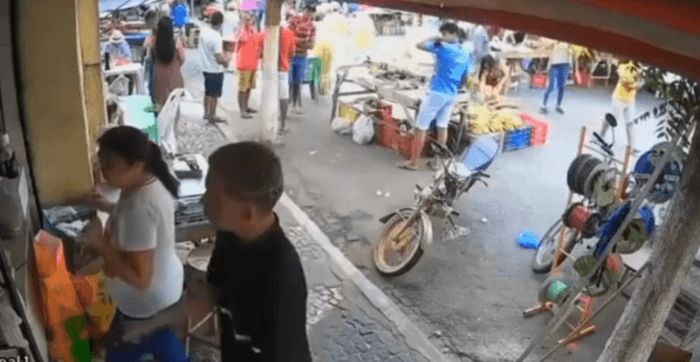 Arma falha e homem escapa de tentativa de tiro em feira