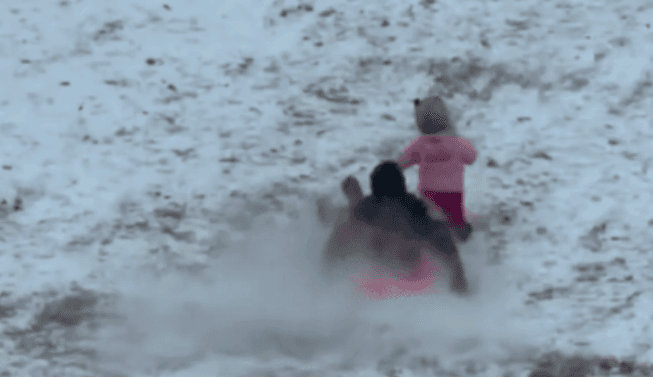 Policial colide com criança ao descer de trenó e vídeo viraliza nos EUA