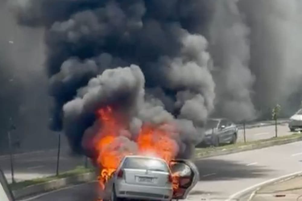 Carro pega fogo na avenida Jacira Reis na tarde deste sábado (10)