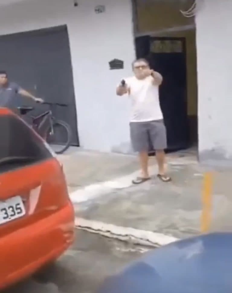 Vídeo mostra homem sendo baleado durante briga em Duque de Caxias