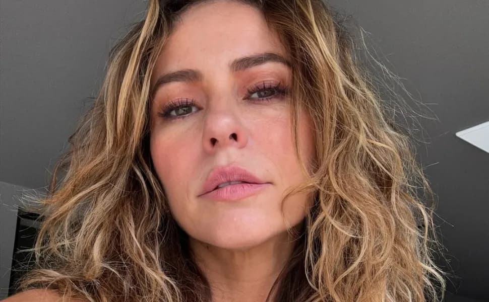 Paolla Oliveira critica envio de flores por desconhecido e fala em invasão