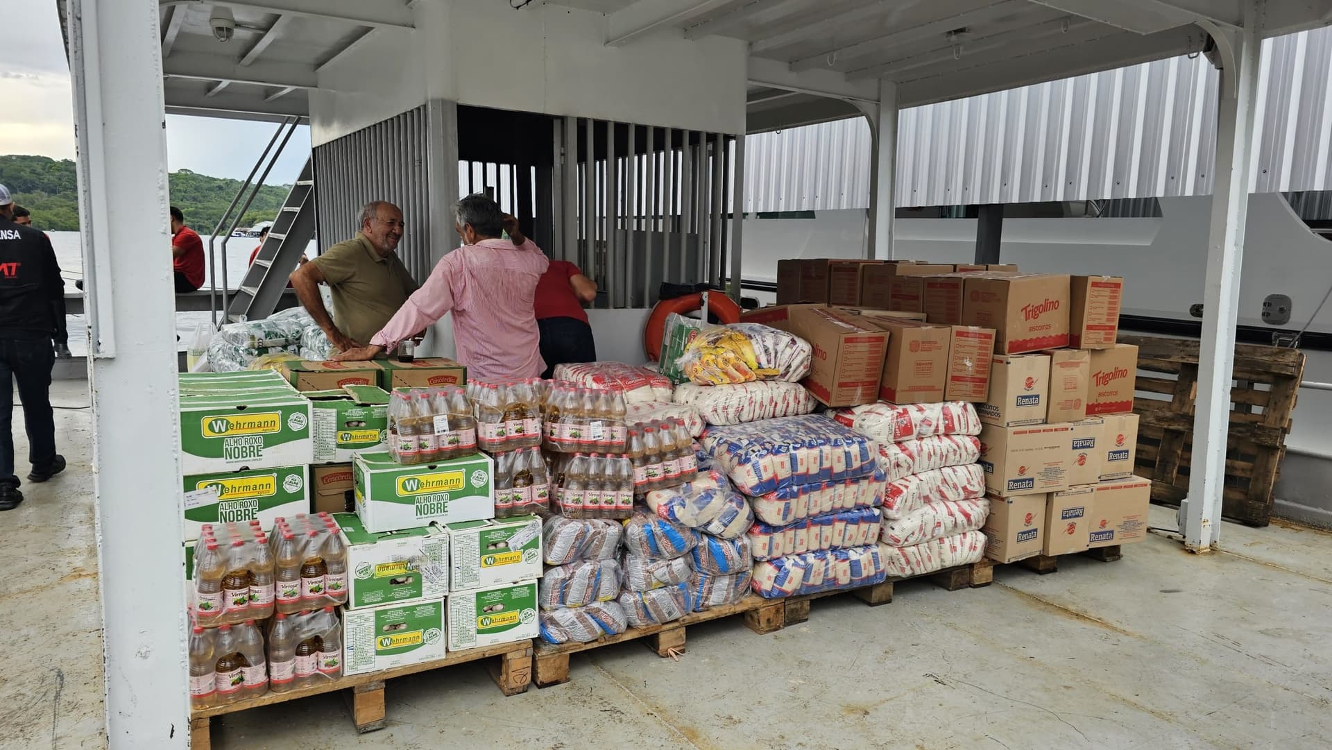 Merenda reforçada chega às comunidades ribeirinhas e abastece escolas antes do início das aulas
