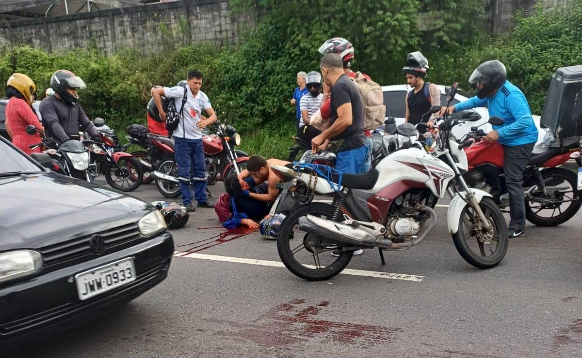 VÍDEO: Duas pessoas ficam feridas após pneu de moto estourar na avenida das Torres