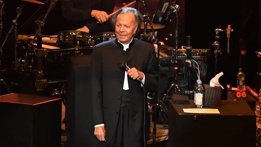 Julio Iglesias nega acusações de assédio sexual de ex-funcionárias