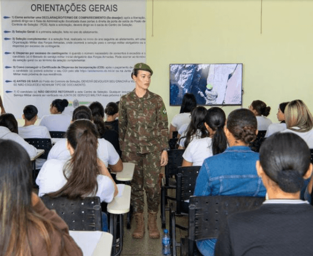 Mulheres participam de seleção complementar para o alistamento militar