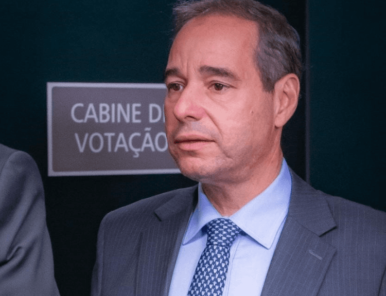 Luiz Castro e Fernanda Aryel como peças para Aleam e Câmara dos Deputados, ensaia Luis Tibé