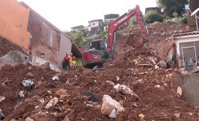 Mãe morre ao proteger filho de 6 anos durante soterramento em MG