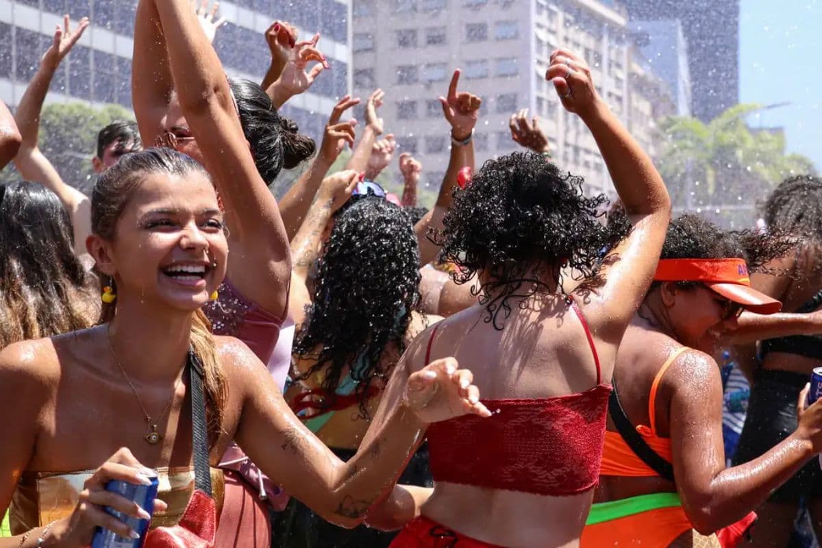 Sol, glitter e suor: dermatologista alerta para riscos à pele no Carnaval