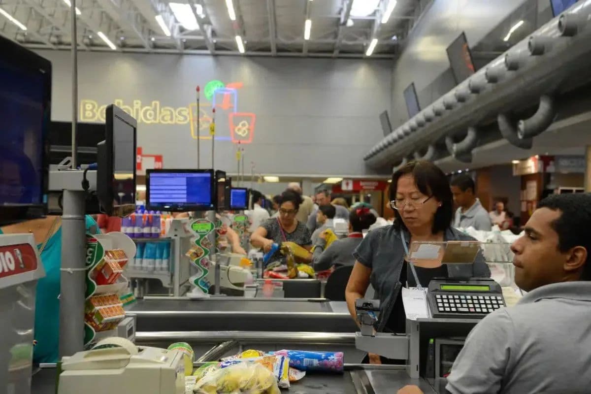 Caixas de supermercado e sapateiros estão sumindo do mercado de trabalho, saiba por quê