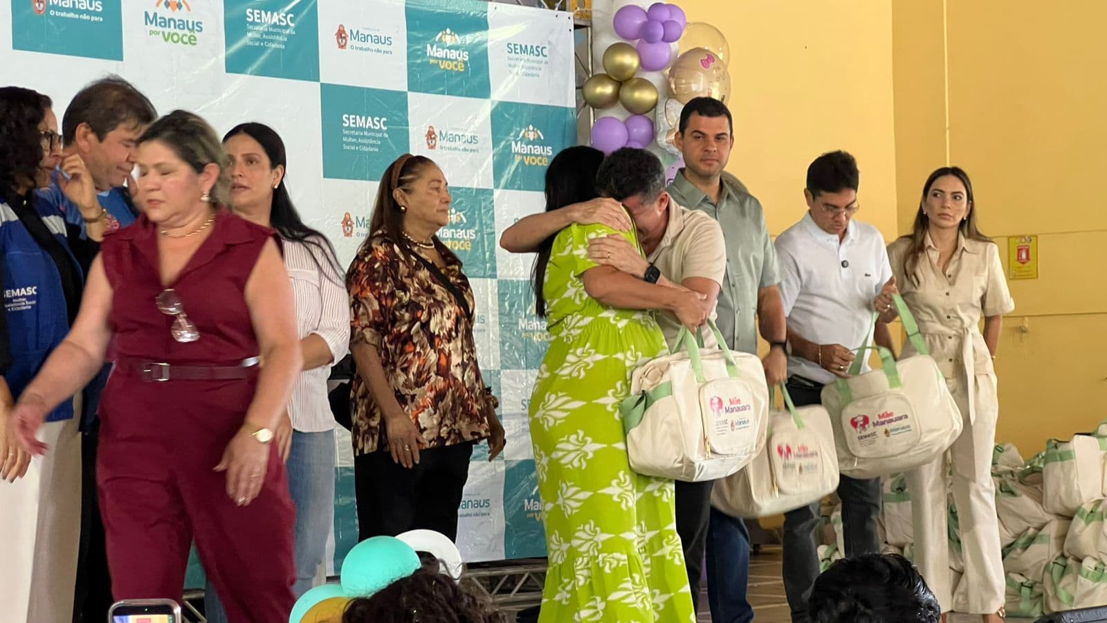 Entrega de kits a gestantes em situação de vulnerabilidade emociona prefeito de Manaus