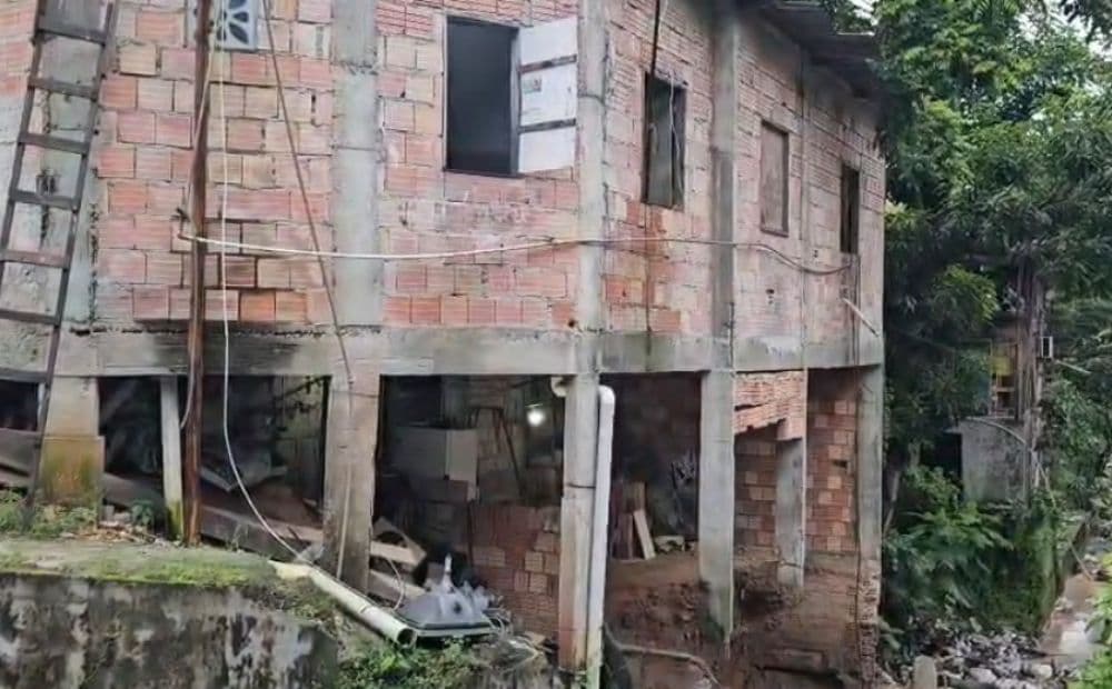Casa ameaça desabar após erosão causada pelas chuvas no Colônia Antônio Aleixo