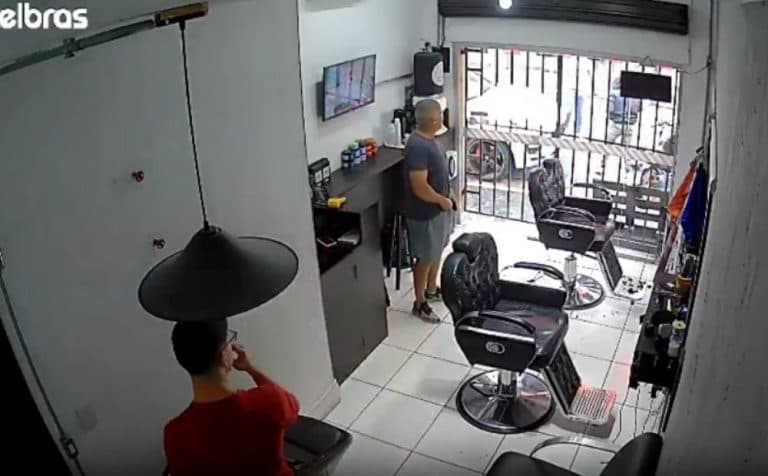 Policial de folga reage a assalto e mata suspeito que tentava roubar carro de luxo