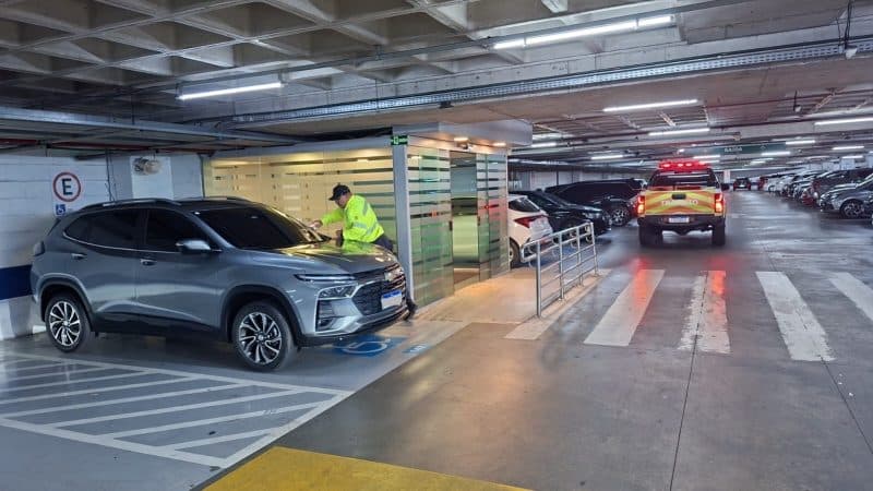 Fiscalização em shoppings multa 30 motoristas por uso irregular de vagas de idosos e PcDs em Manaus