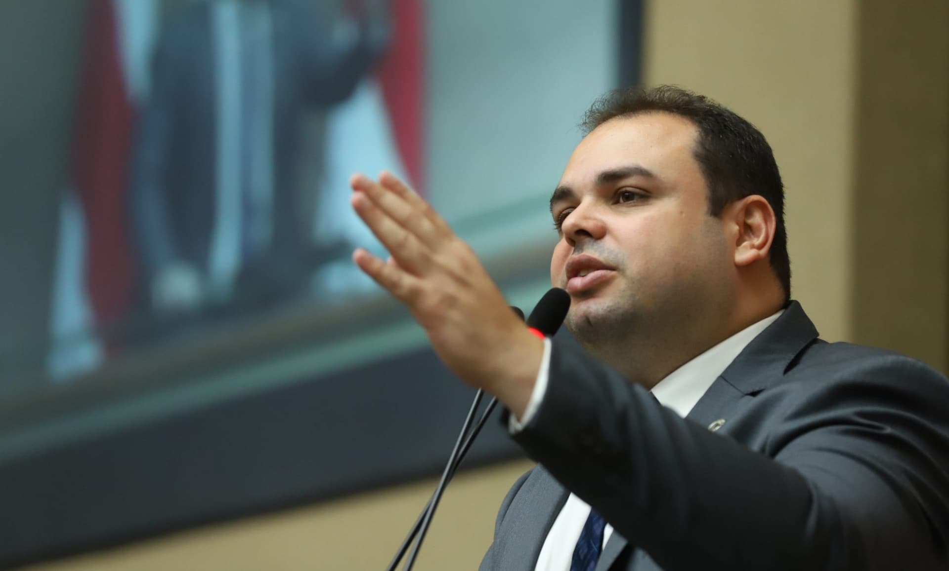 Renúncia, acordo e racha: o que mudou no jogo após Roberto Cidade assumir o governo