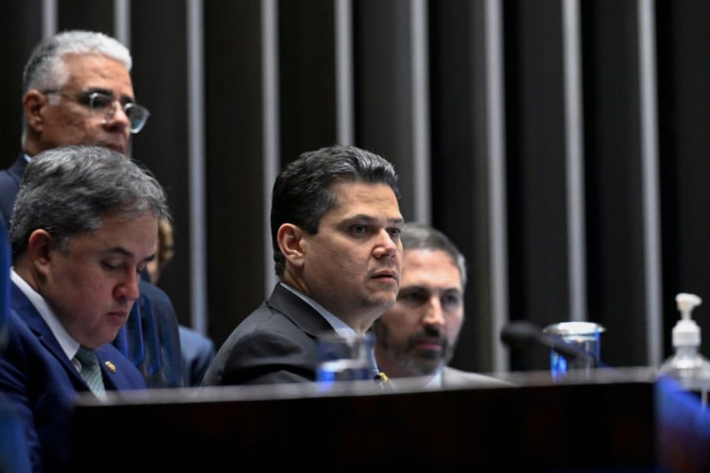Fim da escala 6×1 avança, mas encontra novo desafio no Senado; entenda