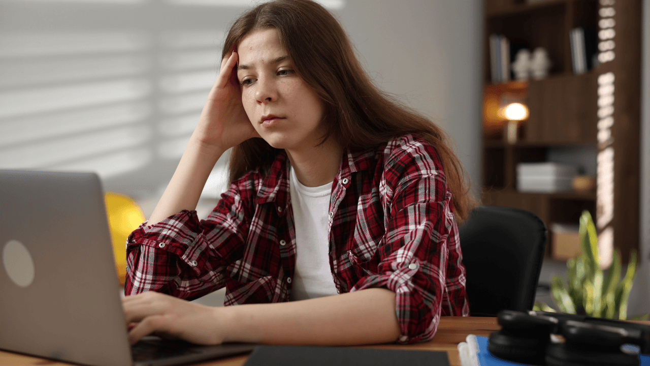 Jovens de 16 a 24 anos são os mais infelizes do país, aponta levantamento