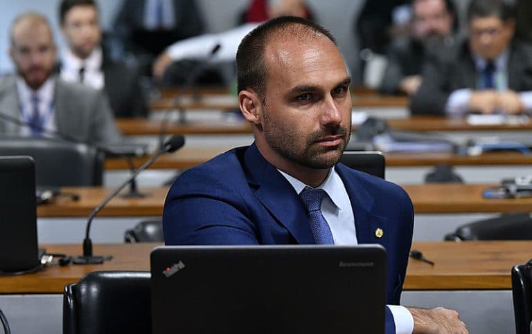 Moraes determina início da pena e expede mandado de prisão contra Eduardo Bolsonaro